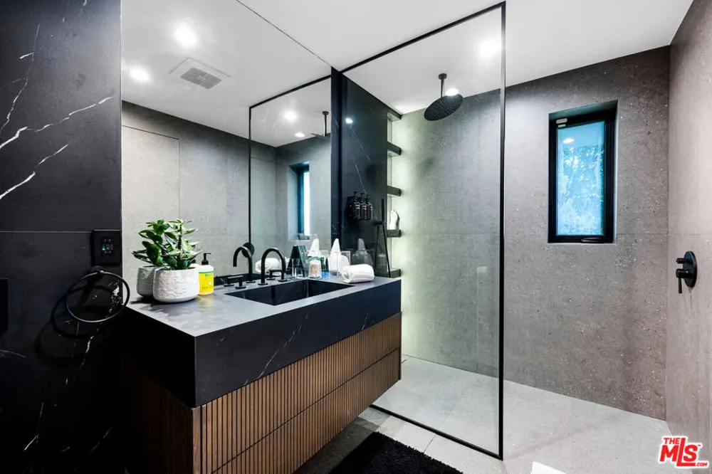 7317 Caverna Drive Los Angeles, CA 90068