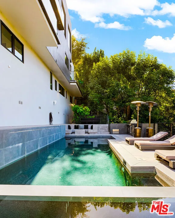 7317 Caverna Drive Los Angeles, CA 90068