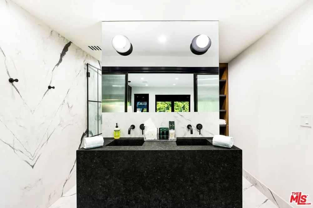 7317 Caverna Drive Los Angeles, CA 90068