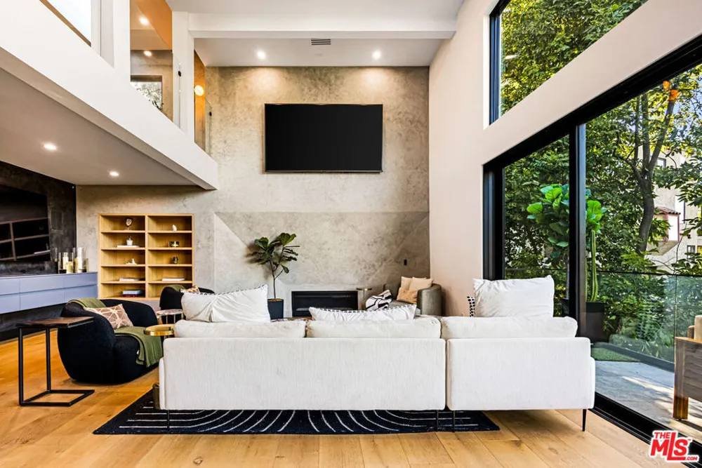 7317 Caverna Drive Los Angeles, CA 90068