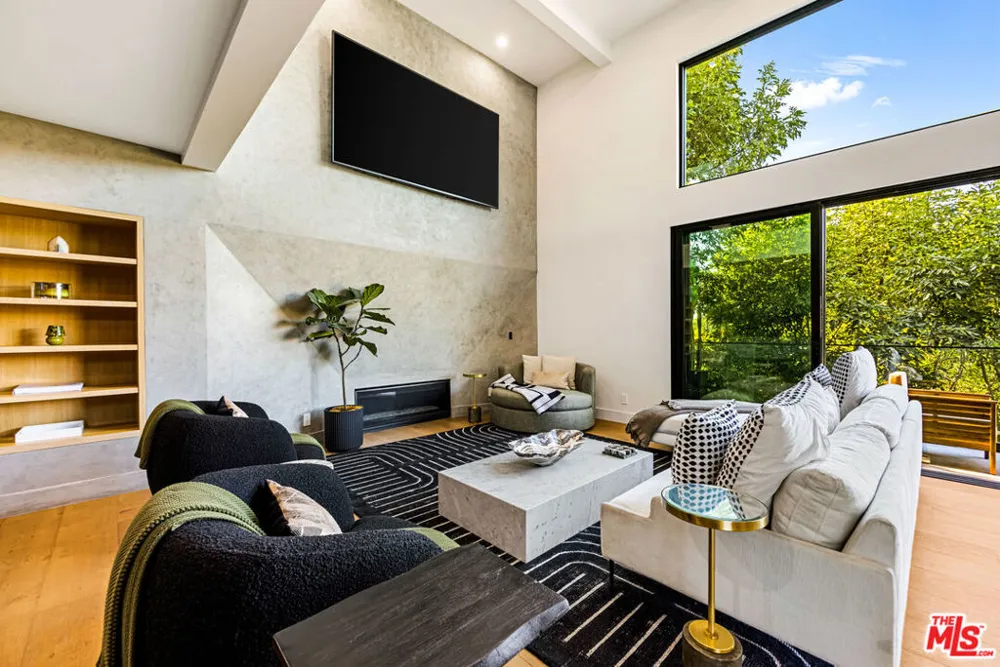 7317 Caverna Drive Los Angeles, CA 90068