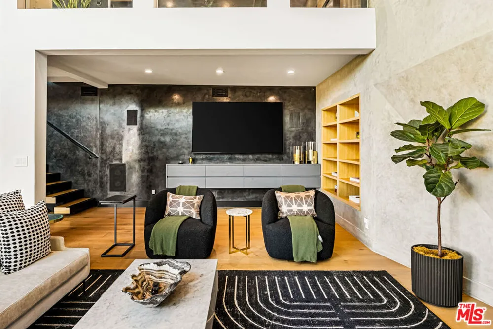 7317 Caverna Drive Los Angeles, CA 90068