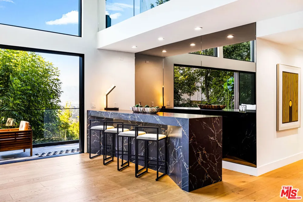 7317 Caverna Drive Los Angeles, CA 90068