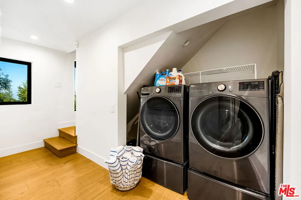 7317 Caverna Drive Los Angeles, CA 90068