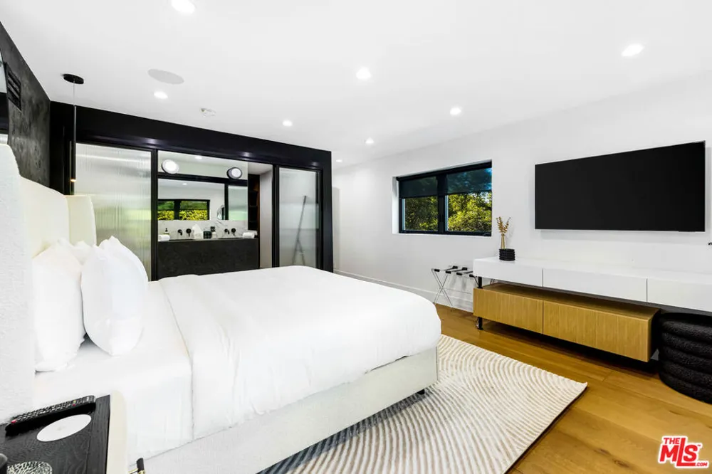 7317 Caverna Drive Los Angeles, CA 90068