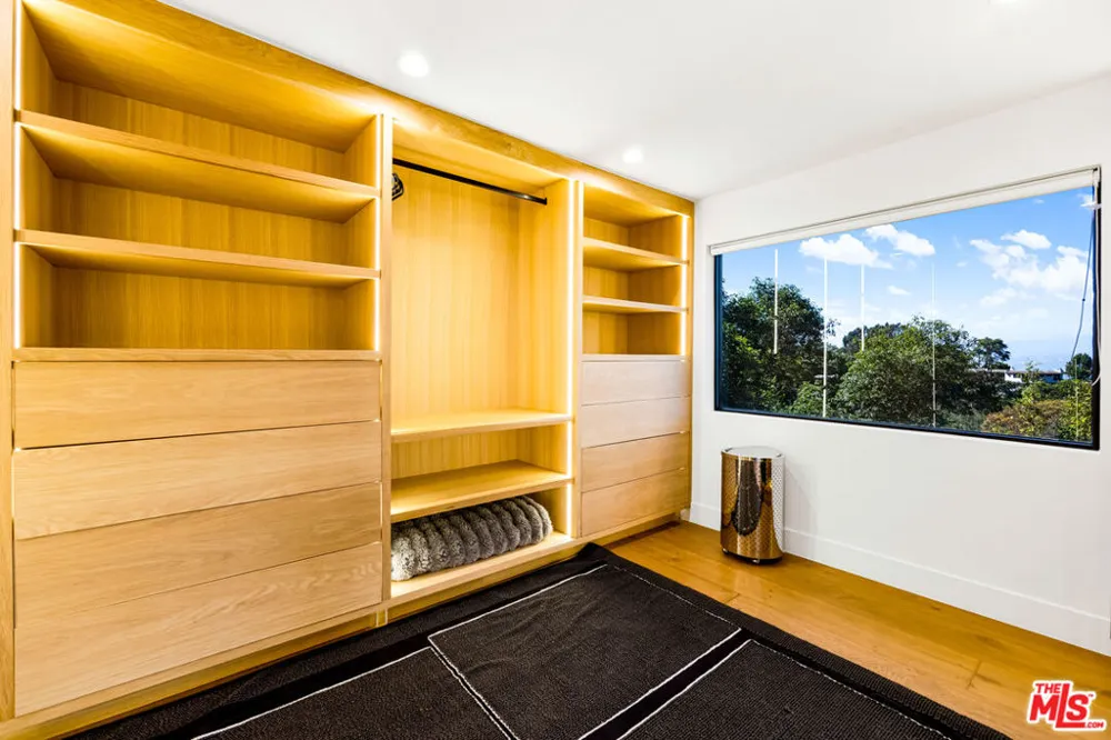7317 Caverna Drive Los Angeles, CA 90068