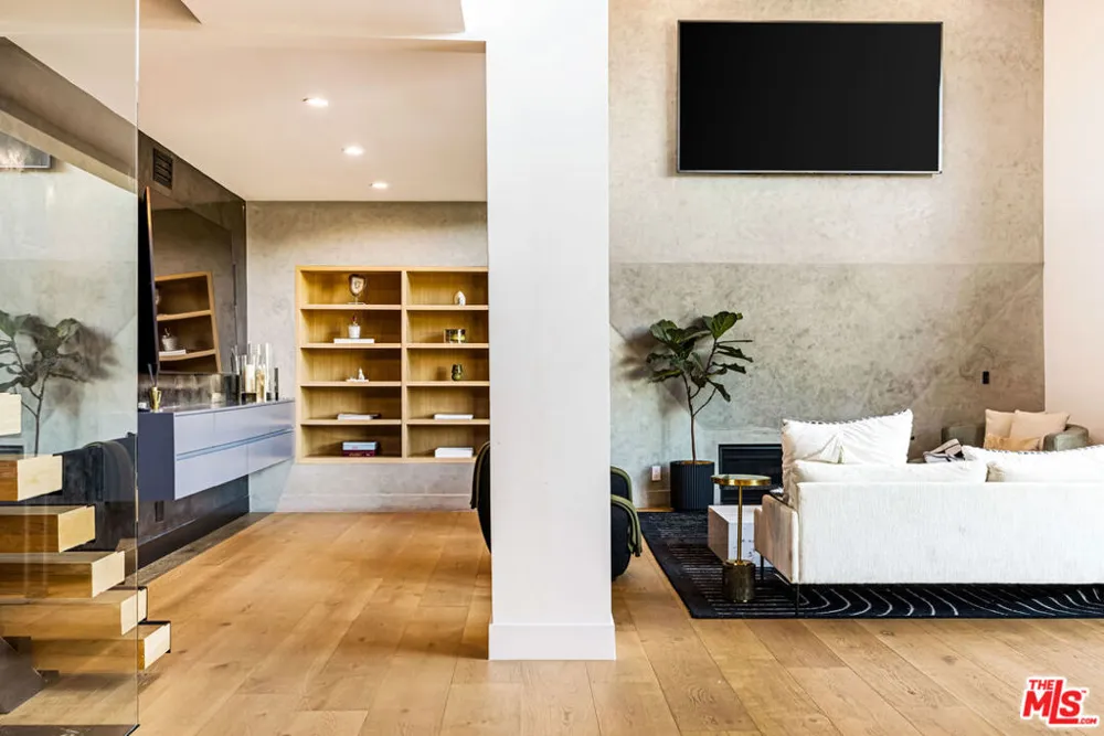 7317 Caverna Drive Los Angeles, CA 90068