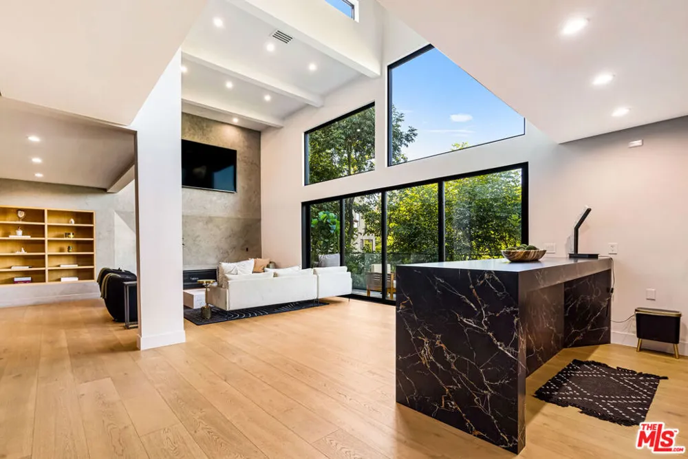 7317 Caverna Drive Los Angeles, CA 90068