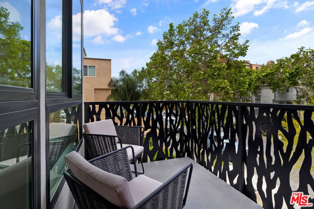 1228 Sycamore Avenue Los Angeles, CA 90038
