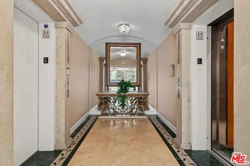 430 Oakhurst Drive #PH406 Beverly Hills, CA 90210