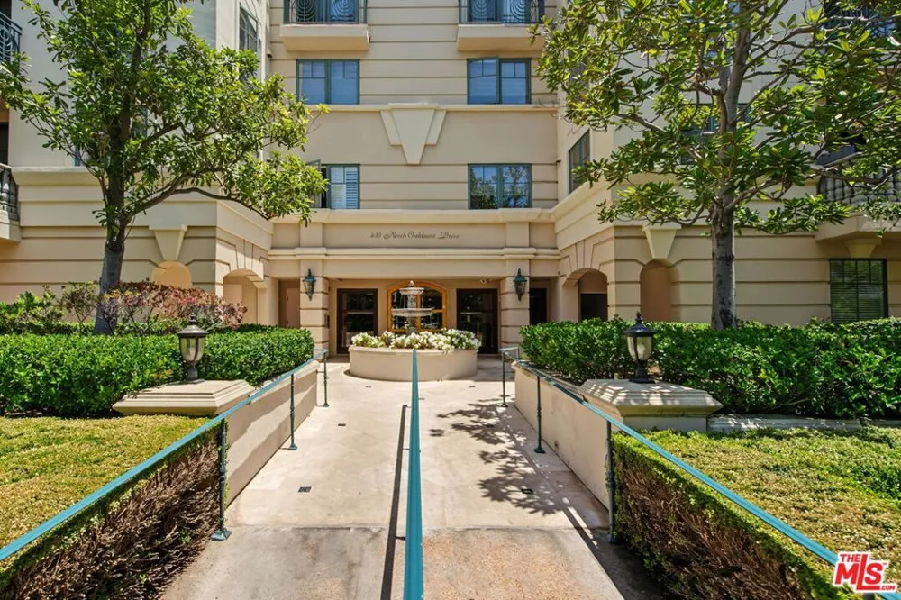 430 Oakhurst Drive #PH406 Beverly Hills, CA 90210