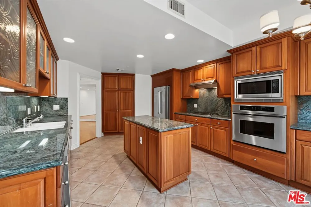430 Oakhurst Drive #PH406 Beverly Hills, CA 90210