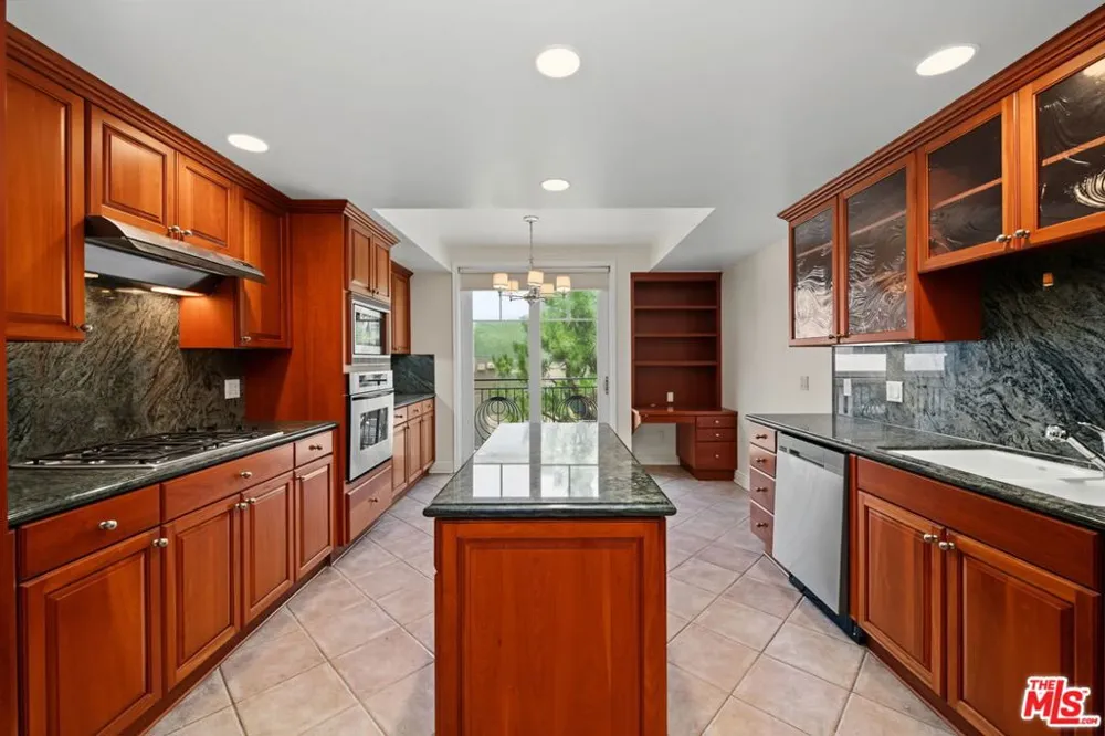 430 Oakhurst Drive #PH406 Beverly Hills, CA 90210