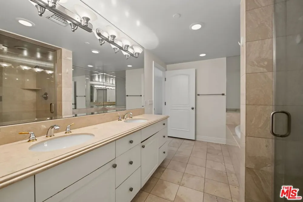 430 Oakhurst Drive #PH406 Beverly Hills, CA 90210