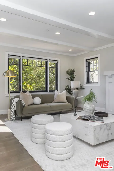 2201 Beech Knoll Road Los Angeles, CA 90046
