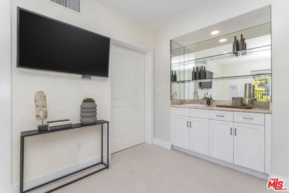 2201 Beech Knoll Road Los Angeles, CA 90046