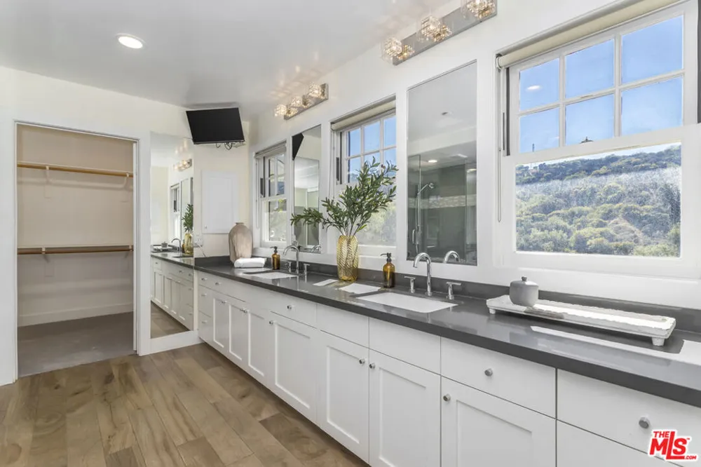 2201 Beech Knoll Road Los Angeles, CA 90046