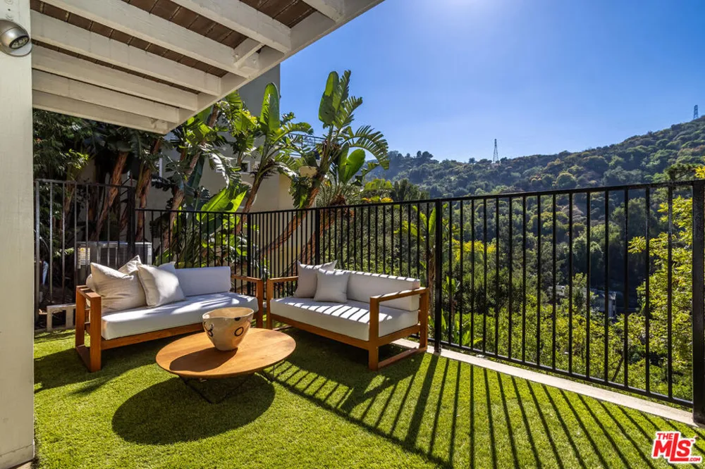 2201 Beech Knoll Road Los Angeles, CA 90046