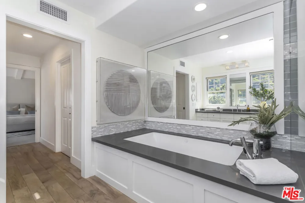 2201 Beech Knoll Road Los Angeles, CA 90046