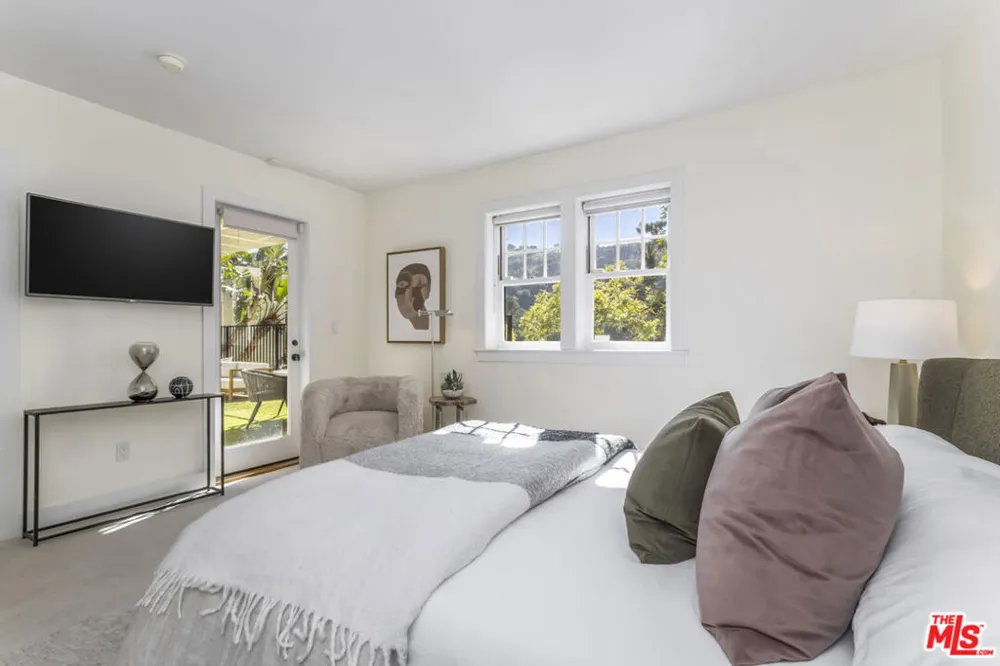 2201 Beech Knoll Road Los Angeles, CA 90046