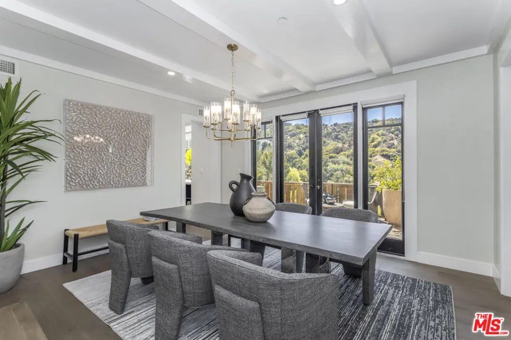2201 Beech Knoll Road Los Angeles, CA 90046