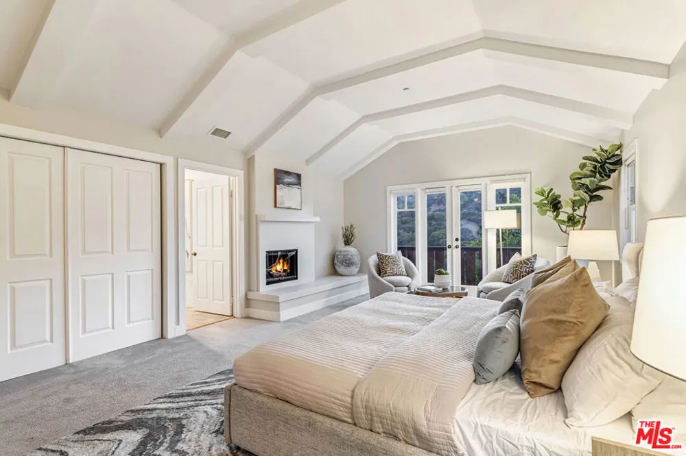 2201 Beech Knoll Road Los Angeles, CA 90046