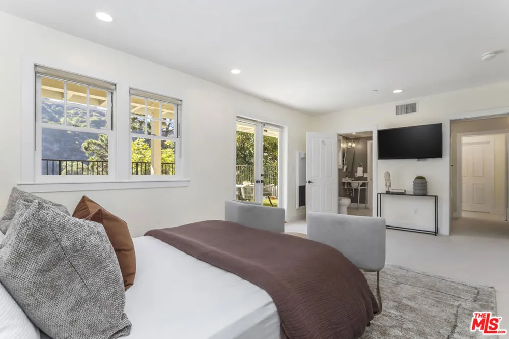 2201 Beech Knoll Road Los Angeles, CA 90046