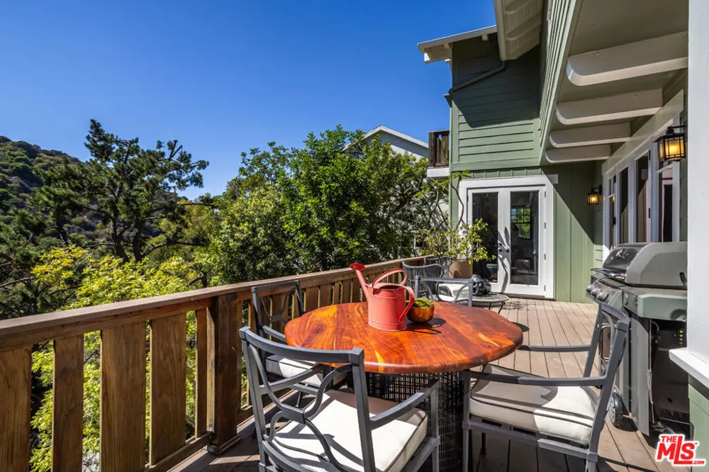 2201 Beech Knoll Road Los Angeles, CA 90046