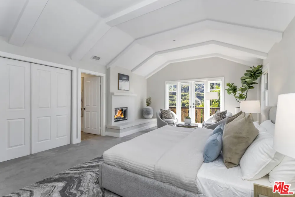 2201 Beech Knoll Road Los Angeles, CA 90046