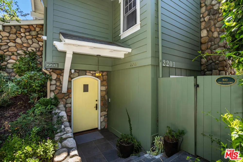 2201 Beech Knoll Road Los Angeles, CA 90046