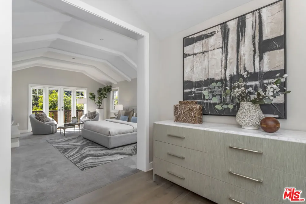 2201 Beech Knoll Road Los Angeles, CA 90046