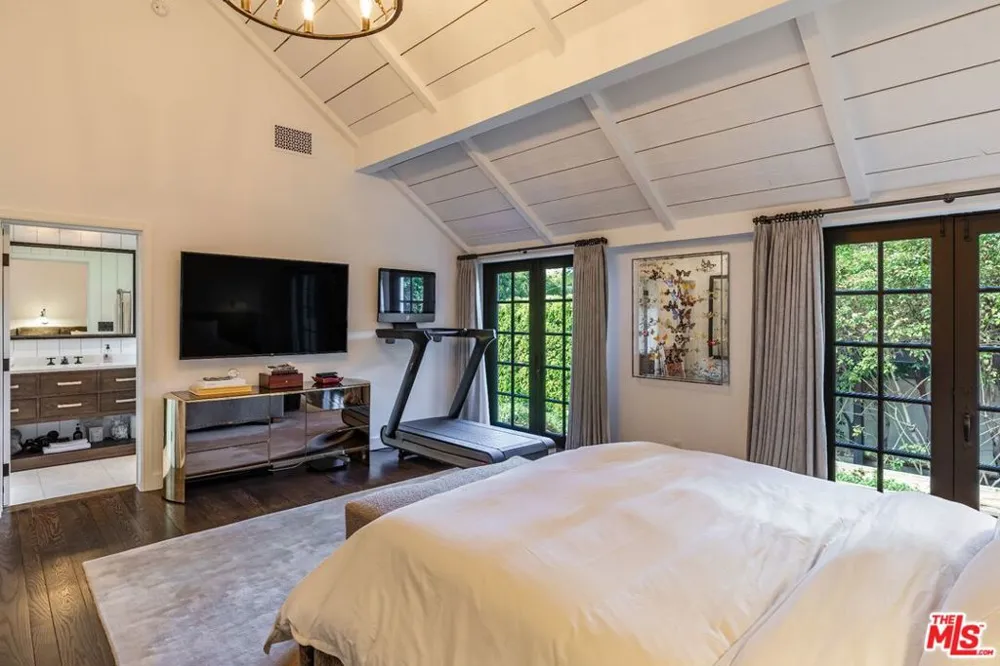 9151 Warbler Place Los Angeles, CA 90069