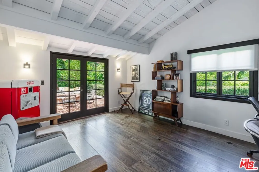 9151 Warbler Place Los Angeles, CA 90069
