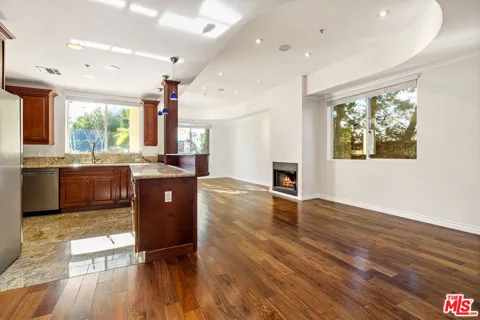 632 Kings Road #101