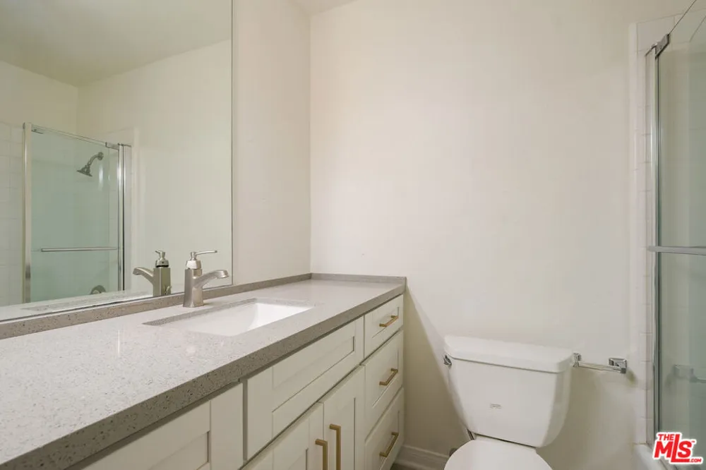 22 Navy Street #103 Venice, CA 90291