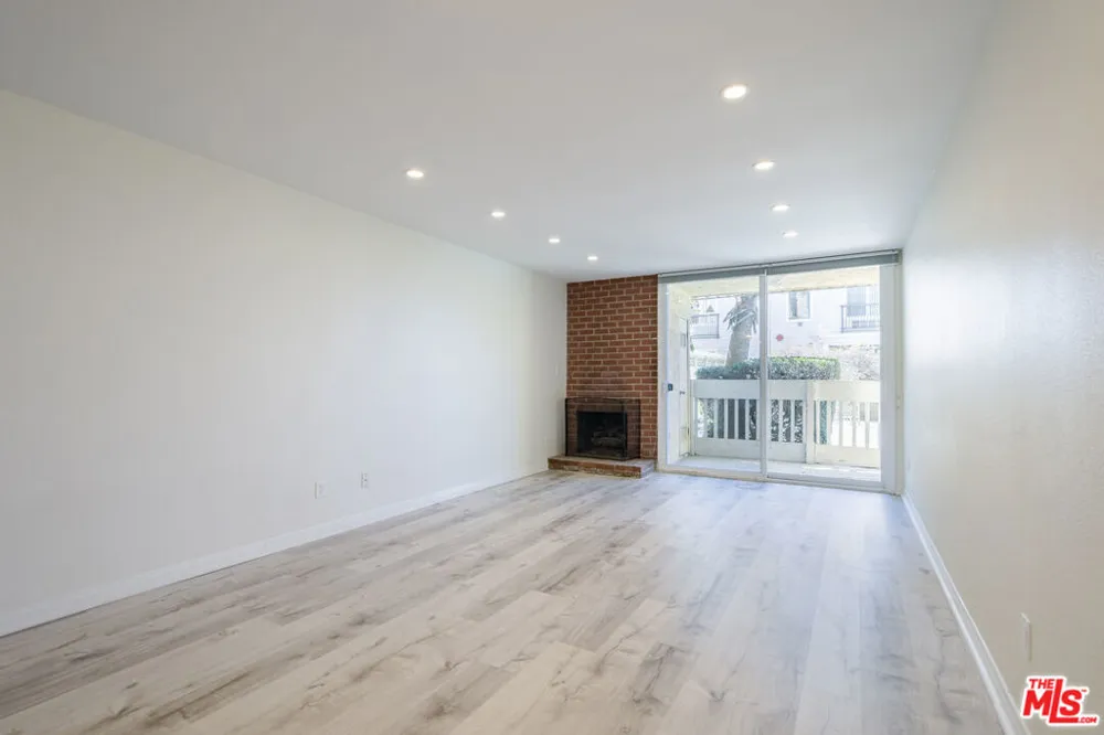 22 Navy Street #103 Venice, CA 90291