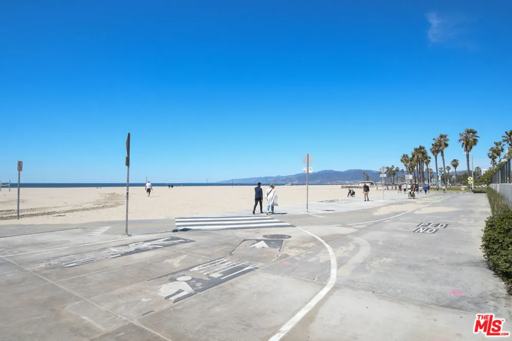 22 Navy Street #103 Venice, CA 90291