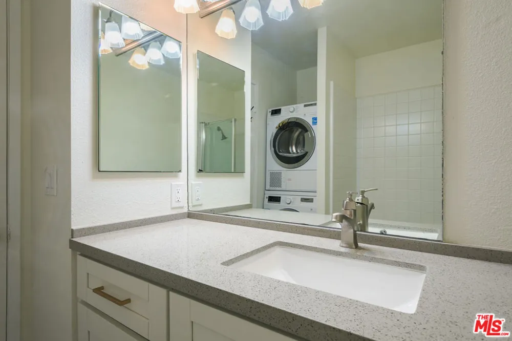 22 Navy Street #103 Venice, CA 90291