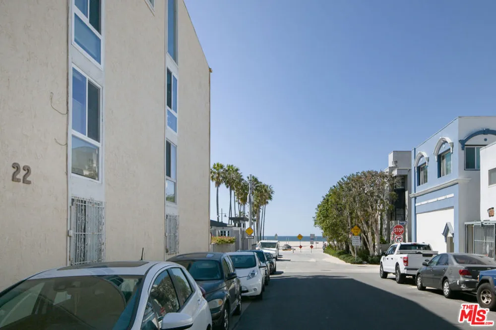 22 Navy Street #103 Venice, CA 90291