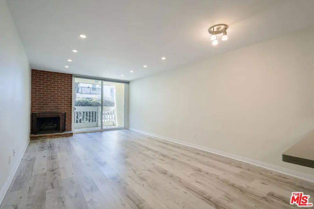 22 Navy Street #103 Venice, CA 90291