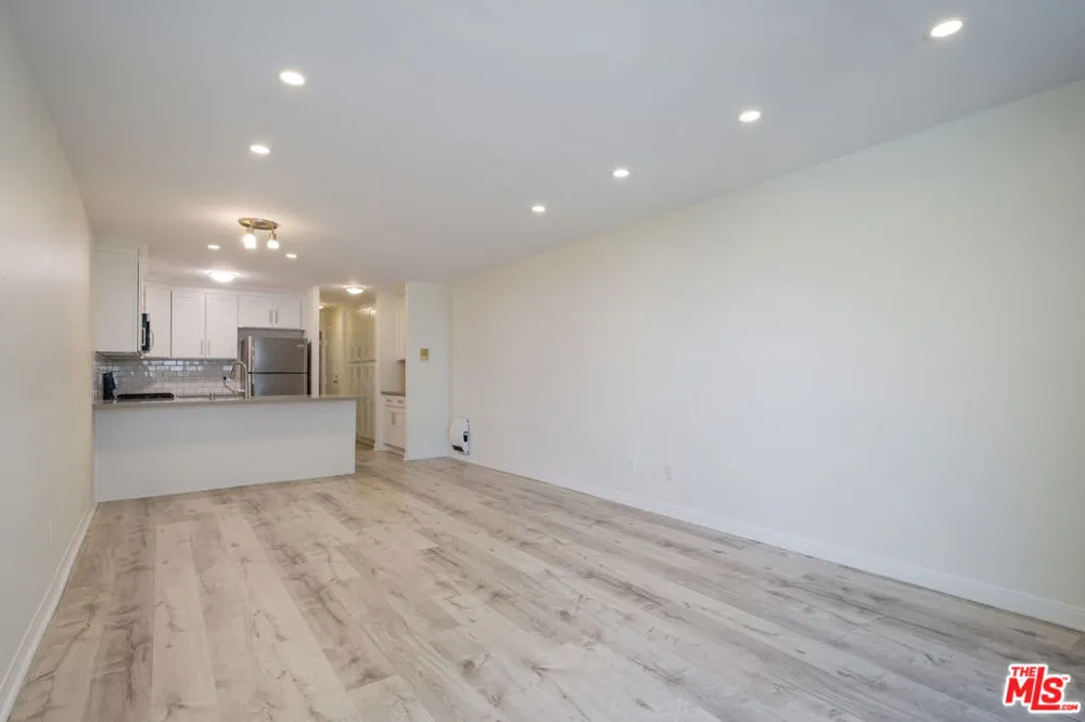 22 Navy Street #103 Venice, CA 90291