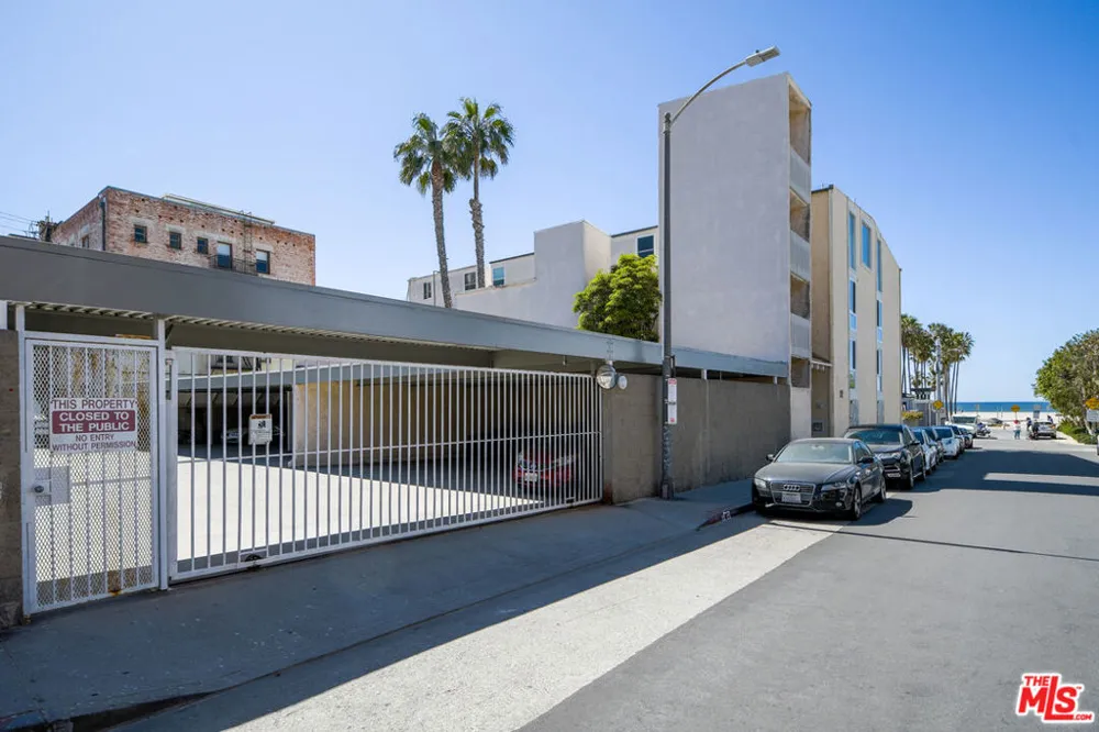 22 Navy Street #103 Venice, CA 90291