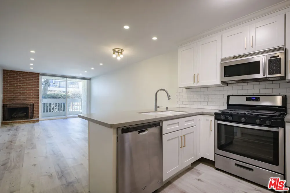 22 Navy Street #103 Venice, CA 90291