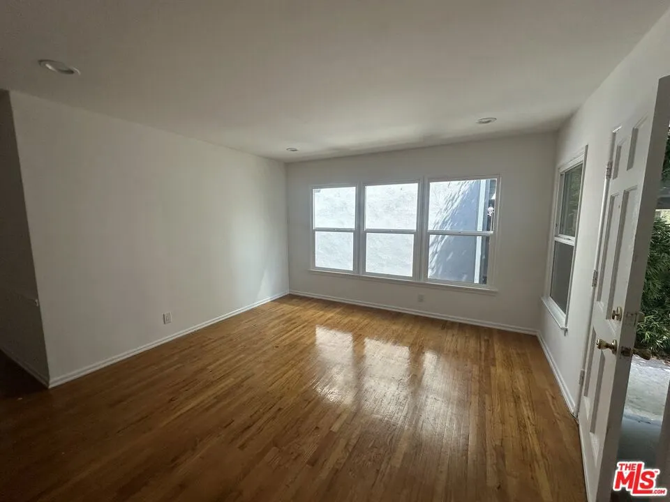 455 S Oakhurst Drive #3 Beverly Hills, CA 90212