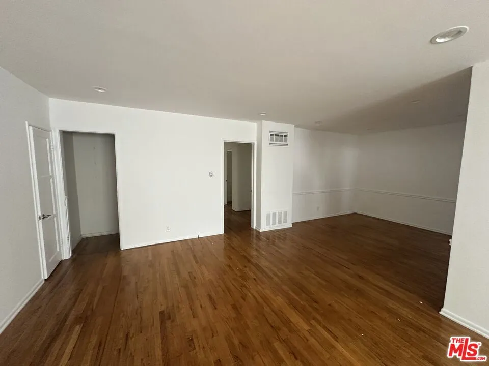 455 S Oakhurst Drive #3 Beverly Hills, CA 90212