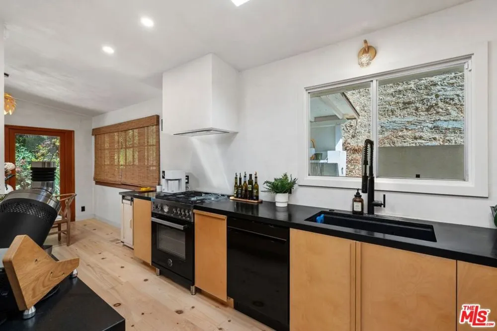 9667 Yoakum Drive Los Angeles, CA 90210