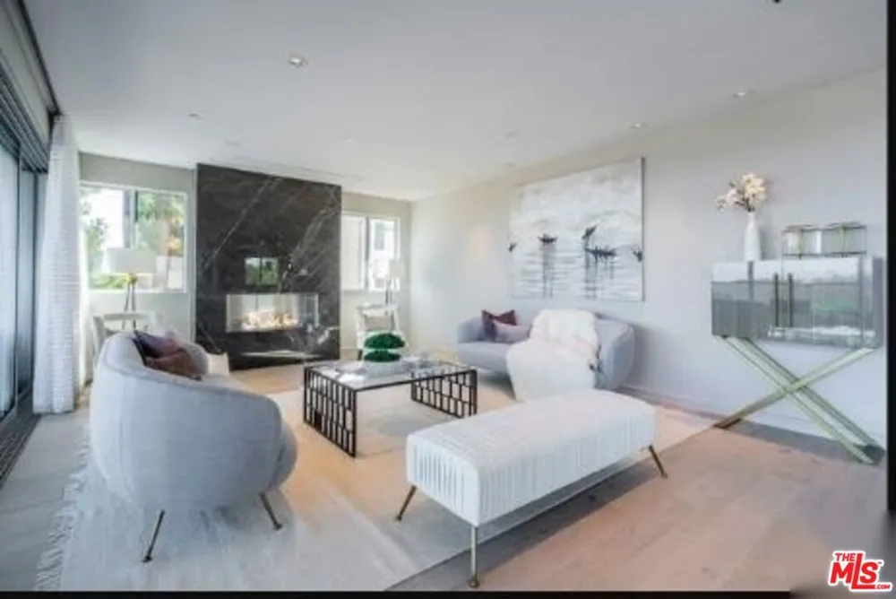 2391 Roscomare #403 Los Angeles, CA 90077