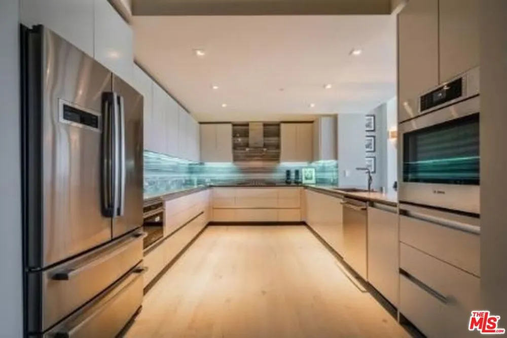 2391 Roscomare #403 Los Angeles, CA 90077