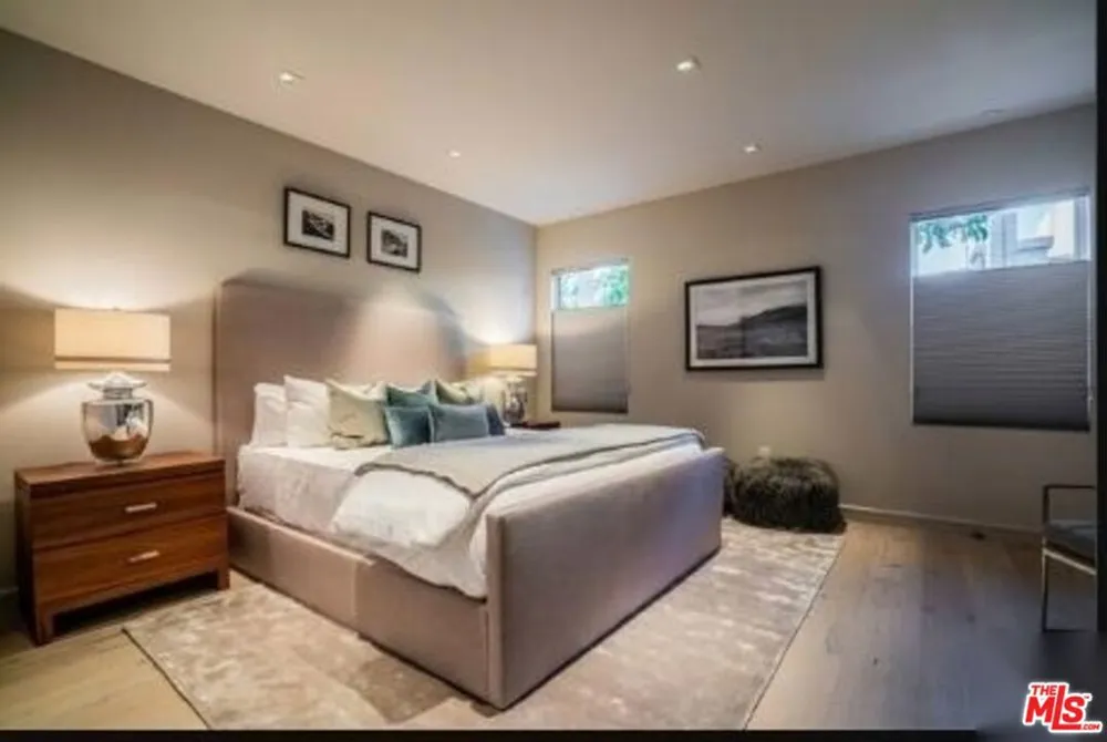 2391 Roscomare #403 Los Angeles, CA 90077