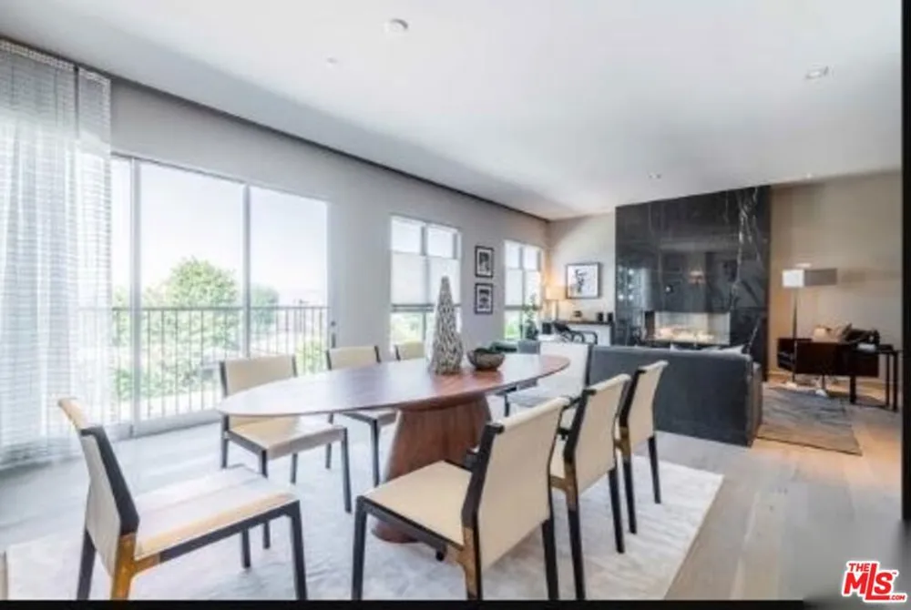2391 Roscomare #403 Los Angeles, CA 90077
